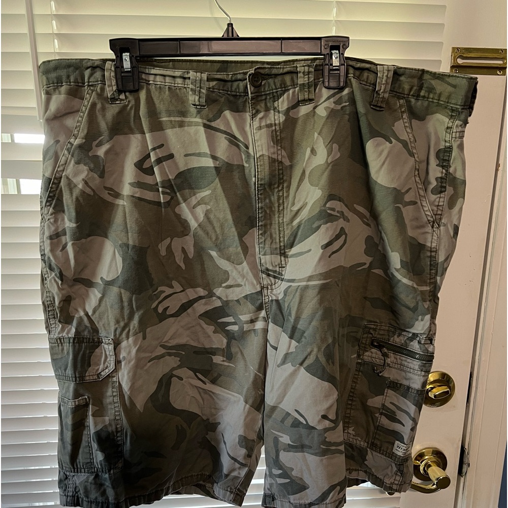 EUC Wrangler authentics cargo shorts